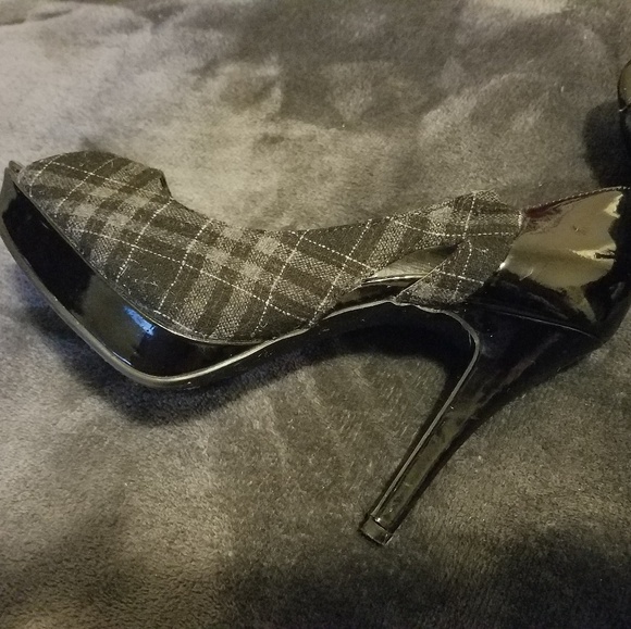 Plaid and black patent leather size 9 heels - Picture 2 of 6